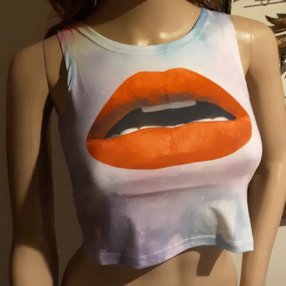 🎉NWOT! Pink Star Dust Lip Print Crop Top Sz S🎉 - Picture 3 of 8